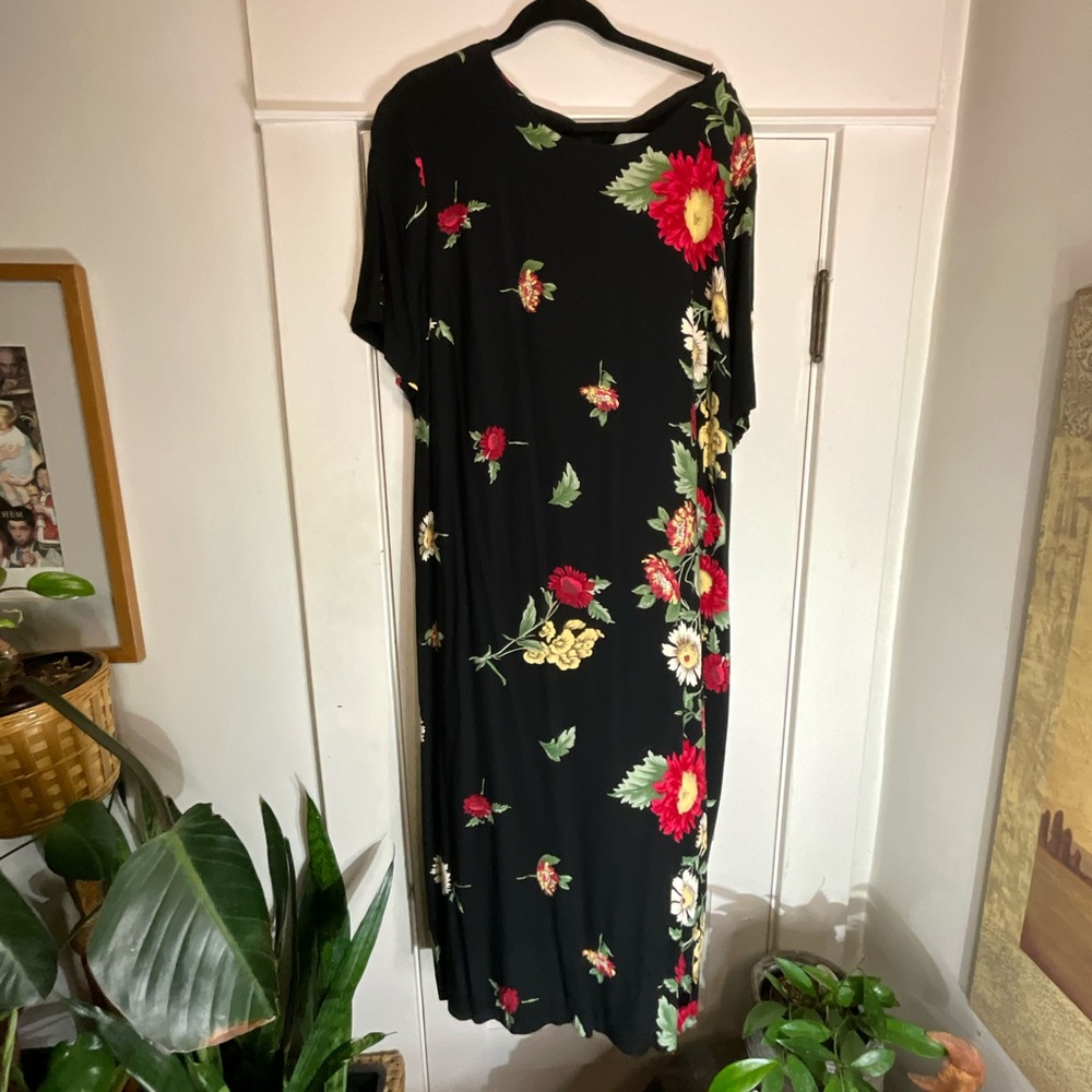 Morningside Vintage Floral 90’s Black Shift Dress